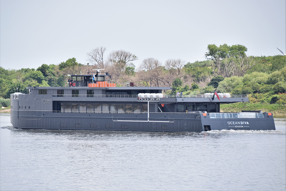 Loss of propulsion control and contact with moored barges by passenger vessel Oceandiva London